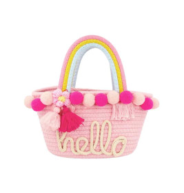 Rosa geflochtener Korb mit Bommel, Regenbogengriff und "hallo" aus Garn auf der Vorderseite.