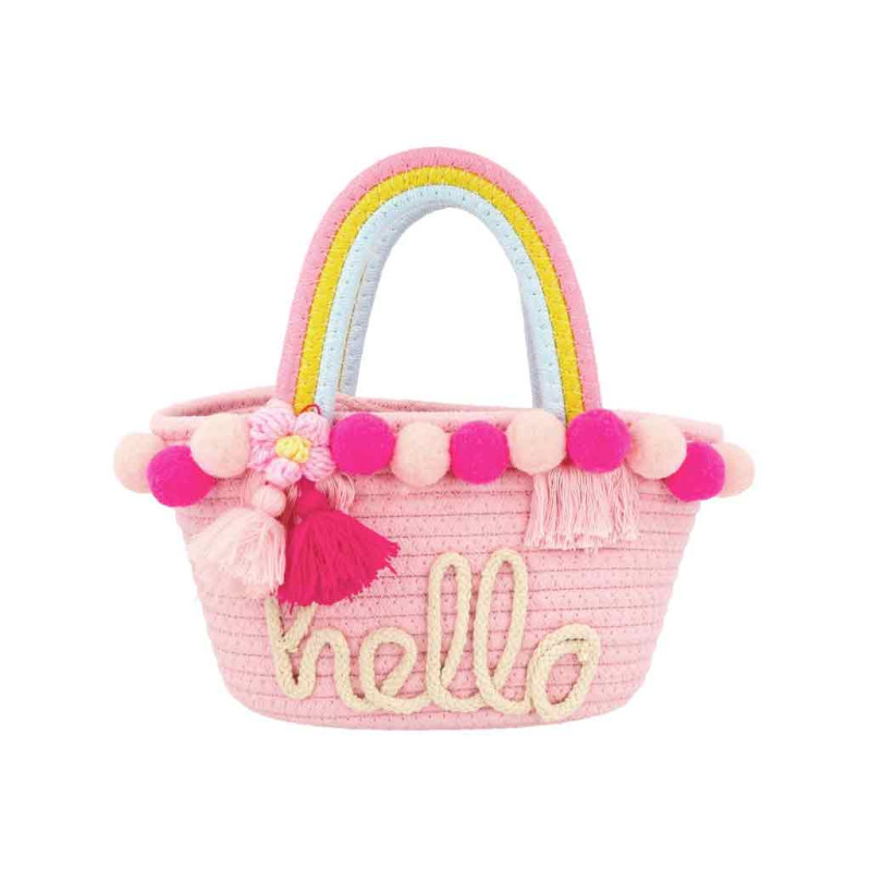 Rosa geflochtener Korb mit Bommel, Regenbogengriff und "hallo" aus Garn auf der Vorderseite.