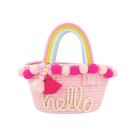 Rosa geflochtener Korb mit Bommel, Regenbogengriff und "hallo" aus Garn auf der Vorderseite.