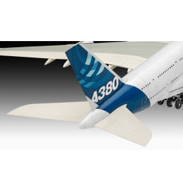 Nahaufnahme des Airbus A380-Heckes mit blauem Design und A380-Schrift, inklusive hinterem Flügelbereich.