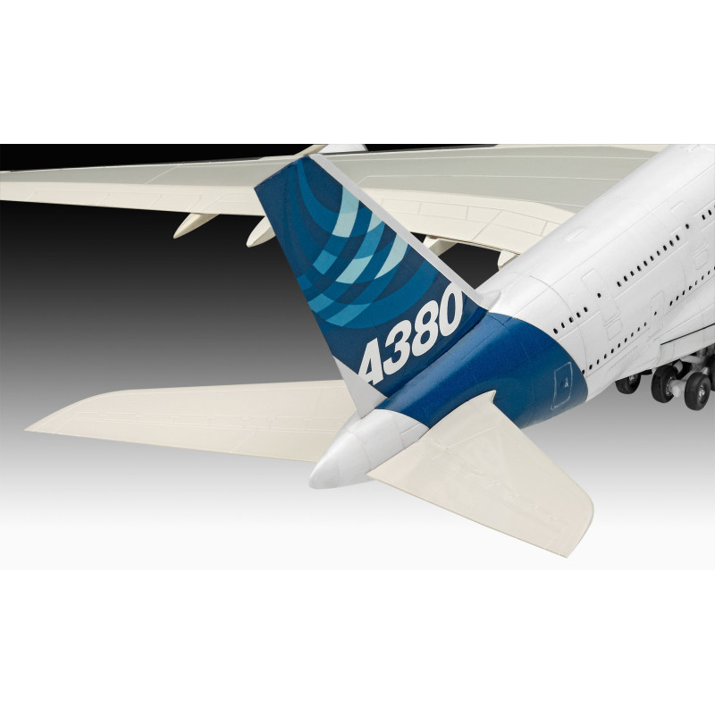 Nahaufnahme des Airbus A380-Heckes mit blauem Design und A380-Schrift, inklusive hinterem Flügelbereich.