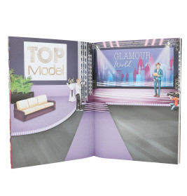 Ein aufgeschlagenes Buch zeigt eine Modebühne mit Glamour-World- und Top-Model-Schildern, Sofa und Menschen am Set.