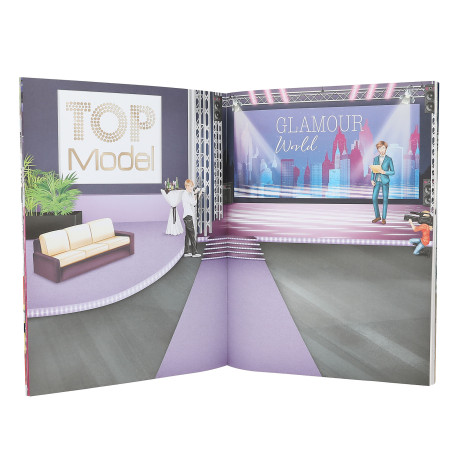 Ein aufgeschlagenes Buch zeigt eine Modebühne mit Glamour-World- und Top-Model-Schildern, Sofa und Menschen am Set.