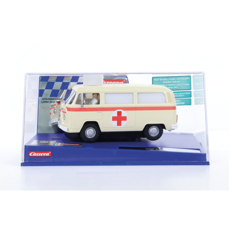 Modell eines creme-roten Krankenwagens mit rotem Kreuz in einer transparenten Kunststoffbox ausgestellt.