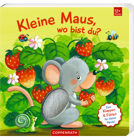 Eine graue Maus hält eine Erdbeere im Garten mit Blättern, weiteren Erdbeeren, einer Schnecke und zwei Bienen.