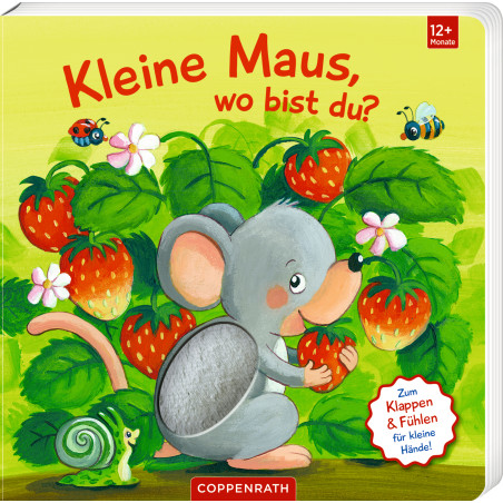 Eine graue Maus hält eine Erdbeere im Garten mit Blättern, weiteren Erdbeeren, einer Schnecke und zwei Bienen.