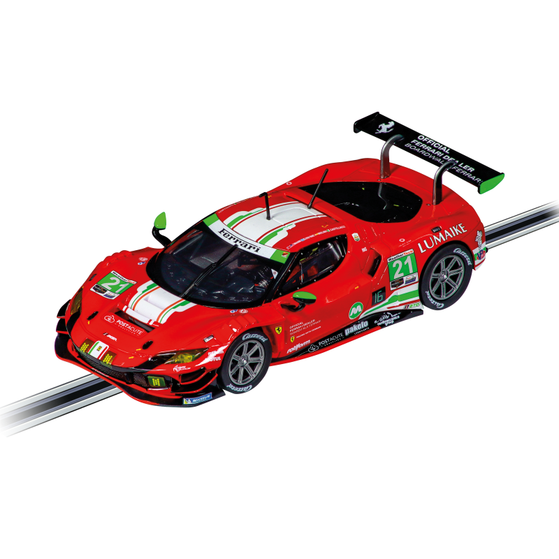 Roter Ferrari-Rennwagen mit weißen und grünen Streifen, Nummer 21 und Sponsor-Logos auf der Rennstrecke.