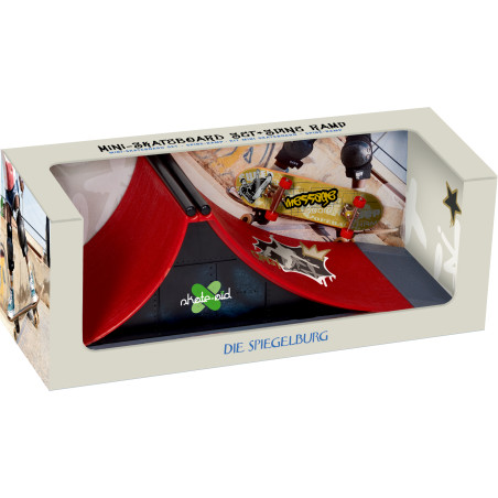 Mini-Skateboard-Set mit roter Rampe und zwei Fingerboards in durchsichtiger Displaybox.