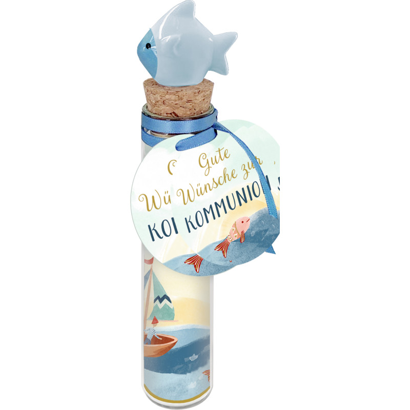 Glasflasche mit blauem Fischverschluss, Segelbootmotiv und rundem Anhänger mit Aufschrift Koi Kommunion.