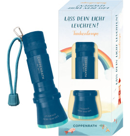 Blaue Coppenrath-Taschenlampe mit Handschlaufe neben bunter Verpackung mit Regenbogen und Wolken.