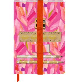 Notizbuch mit pinkem Muster, Lineal, Spitzer und zwei Bleistiften, gehalten von einem orangefarbenen Gummiband.