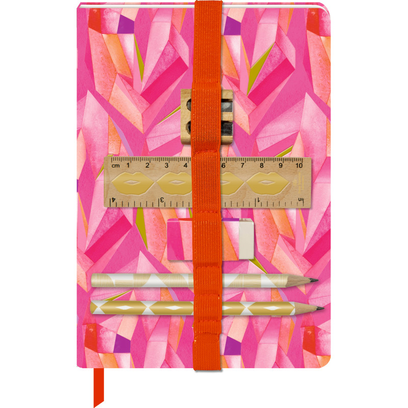 Notizbuch mit pinkem Muster, Lineal, Spitzer und zwei Bleistiften, gehalten von einem orangefarbenen Gummiband.