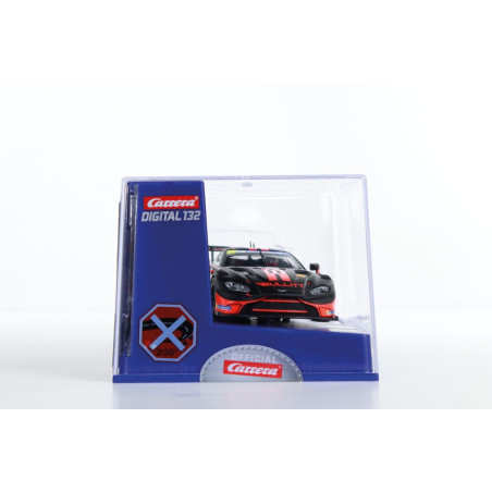 Schwarzes Carrera Digital 132 Slotcar im transparenten Displaycase mit blauen und roten Akzenten auf weißem Hintergrund.