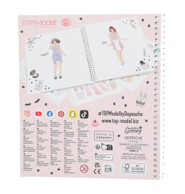 Rückseite eines TOPModel-Skizzenbuchs mit Modezeichnungen und Social-Media-Icons auf pinkem Hintergrund.