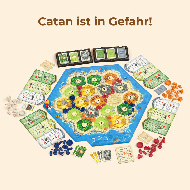 Ein Catan-Spielbrett mit Spielfiguren und Karten auf Deutsch steht: Catan ist in Gefahr!.