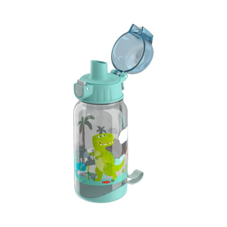 HABA Trinkflasche Dino: Klare Kinderflasche mit grünem Dino-Motiv, blauem Klappdeckel und Trageband.