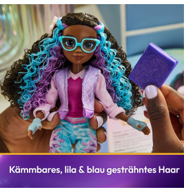 Eine Puppe mit lockigem blau-lila Haar, türkisfarbener Brille und bunter Kleidung wird in der Hand gehalten.