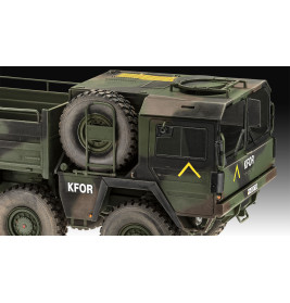 Militär-Lkw mit KFOR-Beschriftung, seitlich montiertem Ersatzrad und gelben Chevron-Markierungen an der Kabine.