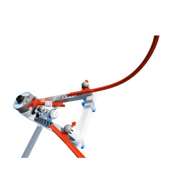 Ein Spielzeugauto fährt auf einer erhöhten, rot-weißen Looping-Bahn mit futuristischem Design.