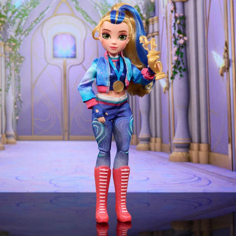 Eine stilvolle Puppe mit Medaillen und Pokal steht in einer dekorierten Flur mit hohen Säulen und Blumen.