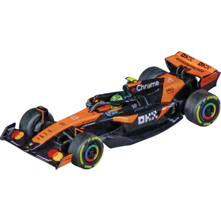 Orange-schwarzer Formel-1-Rennwagen mit Sponsorenlogos, schräg von oben fotografiert.