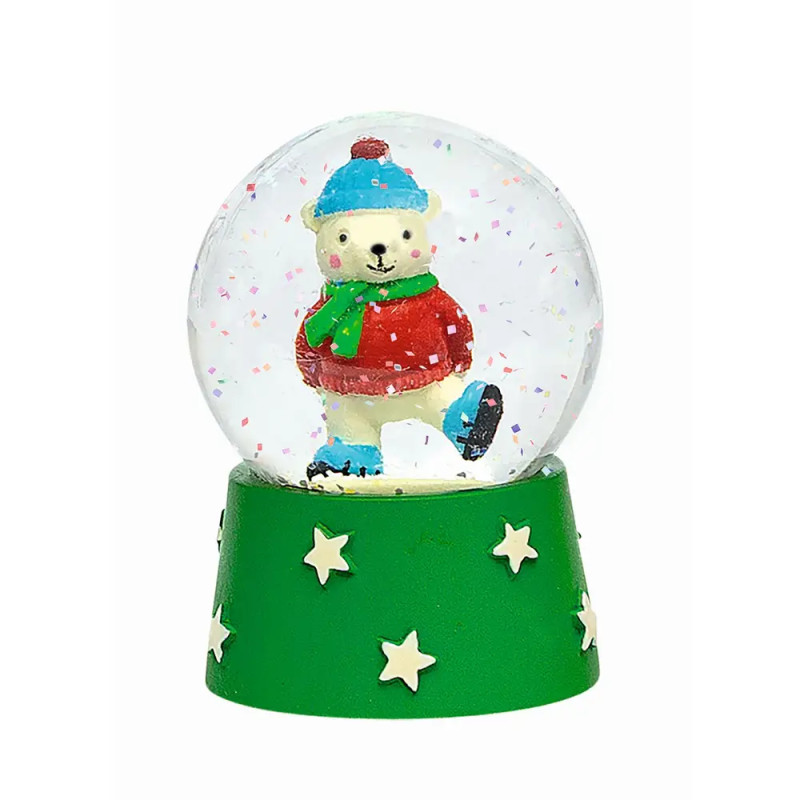 Schneekugel mit Bär im roten Mantel und blauem Hut auf grünem Sockel, verziert mit weißen Sternen.