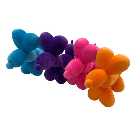 Vier Plüsch-Ballonhund-Spielzeuge in Blau, Lila, Pink und Orange liegen diagonal auf weißem Hintergrund.