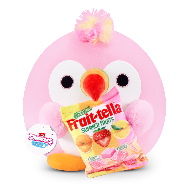 Ein runder, rosa Pinguin-Plüsch hält eine Packung Fruittella Summer Fruits vor weißem Hintergrund.