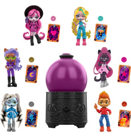 Sechs bunte Puppen mit Karten und Münzen umgeben eine lila Kristallkugel auf einem verzierten schwarzen Sockel.