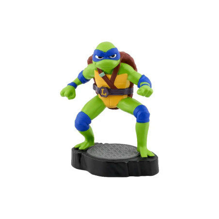 Spielzeugfigur einer grünen Ninja-Schildkröte mit blauer Maske und L-Gürtel auf schwarzem Sockel, kampfbereit.