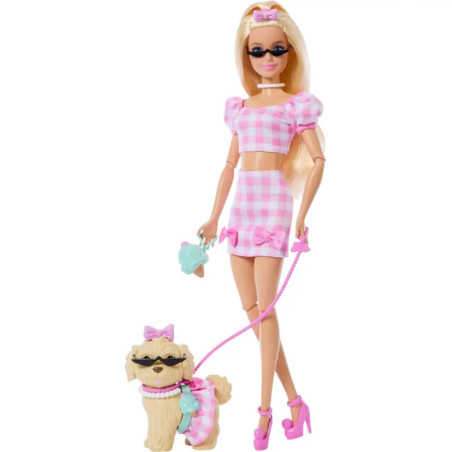 Barbie in rosa kariertem Outfit führt einen kleinen Hund mit passenden Accessoires an der Leine spazieren.