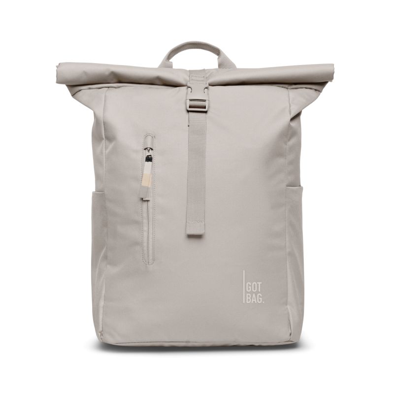 Hellgrauer Rolltop-Rucksack mit Frontreißverschluss, Henkel und GOT BAG.-Logo unten rechts.