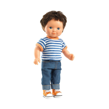 Eine Puppe mit kurzem braunen Haar, blauen Augen, gestreiftem Shirt, Jeans und orangenen Sneakern steht aufrecht.