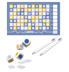 Ein Spielbrett mit bunten Feldern, drei Würfeln und zwei Stiften auf weißem Hintergrund.