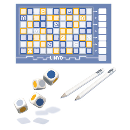 Ein Spielbrett mit bunten Feldern, drei Würfeln und zwei Stiften auf weißem Hintergrund.