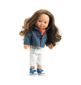Puppe mit langen braunen Haaren, Jeansjacke, weißer Hose, rotem Shirt und blauen Sneakers steht aufrecht.