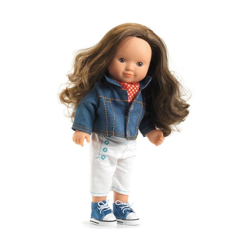 Puppe mit langen braunen Haaren, Jeansjacke, weißer Hose, rotem Shirt und blauen Sneakers steht aufrecht.