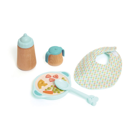 Baby-Feeding-Set mit Flasche, Trinkbecher, Lätzchen, Teller mit Essen und Löffel vor weißem Hintergrund.
