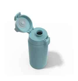 Hellblaue Wasserflasche mit offenem Klappdeckel, von oben auf weißem Hintergrund fotografiert.