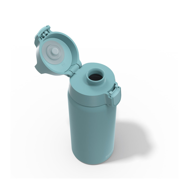 Hellblaue Wasserflasche mit offenem Klappdeckel, von oben auf weißem Hintergrund fotografiert.