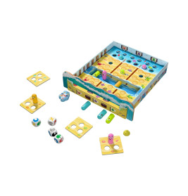 Ein buntes Brettspiel mit Würfeln, Spielsteinen und gelben Karten liegt auf weißem Hintergrund.