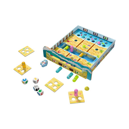 Ein buntes Brettspiel mit Würfeln, Spielsteinen und gelben Karten liegt auf weißem Hintergrund.