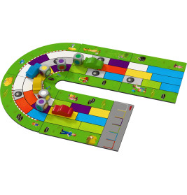 Buntes Brettspiel mit Spielzeugautos, Würfeln und einer Rennstrecke mit Tieren sowie farbigen Spielfeldern.