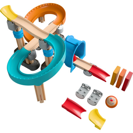 Farbenfrohes Murmelbahn-Spielzeug mit gebogenen Bahnen, Rampen und Zubehör auf weißem Hintergrund.