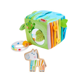 Weicher Aktivitätswürfel mit bunten Ringen, Spiegeln, Blättern und gestreifter Holz-Zebrafigur davor.