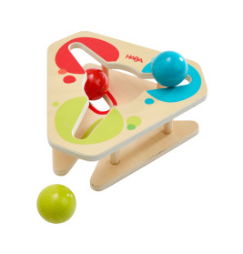 Dreieckiges Holzspielzeug mit farbigen Bahnen und drei großen Kugeln in Rot, Blau und Grün.