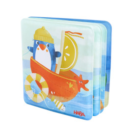 Illustriertes Badebuch: Ein Pinguin mit gelbem Hut sitzt in einem Boot und treibt auf dem Wasser.