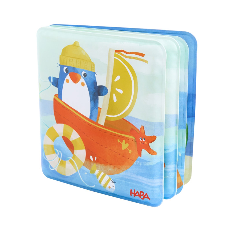 Illustriertes Badebuch: Ein Pinguin mit gelbem Hut sitzt in einem Boot und treibt auf dem Wasser.