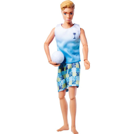 Ken-Puppe mit ärmellosem Shirt, Blumen-Shorts, hält einen weißen Ball und steht barfuß.