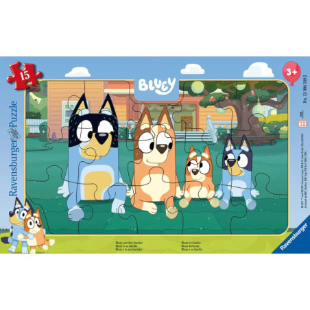 Bluey Puzzle: Vier Cartoon-Hunde sitzen auf Gras vor Haus und Baum, 15 Teile.